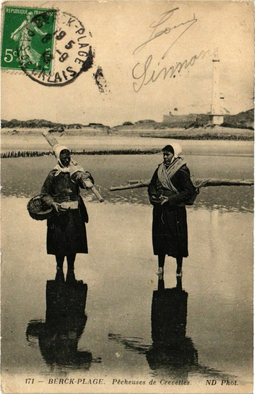 Carte postale ancienne Berck-Plage - Pécheuses de Crevettes à Berck