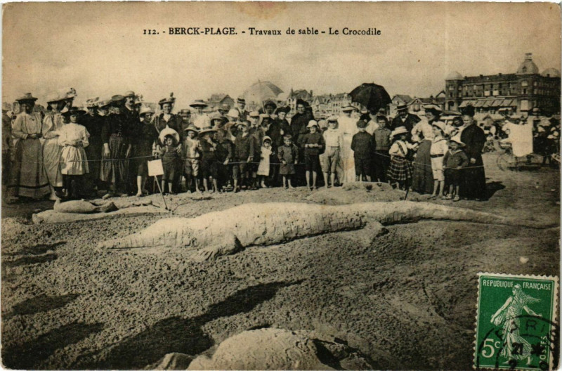 Carte postale ancienne Berck-Plage - Traveux de sable - Le Cocodile à Berck
