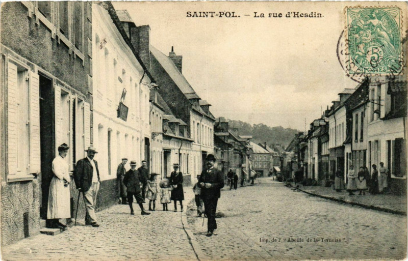 Carte postale ancienne Saint-Pol - La Rue d'Hesdin à Hesdin