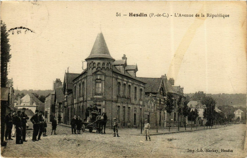 Carte postale ancienne Hesdin (P.-de-C.) - L'Avenue de la République à Hesdin