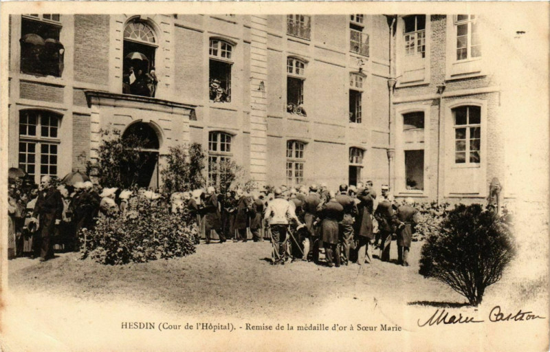 Carte postale ancienne Hesdin Cour de l'Hopital Remise de la médaille-d'or a Sceur Marie à Hesdin