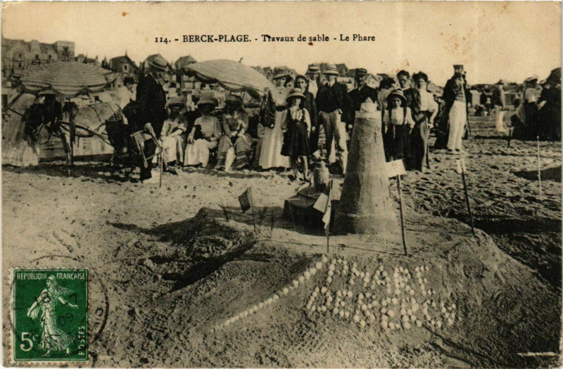 Carte postale ancienne Berck-Plage - Travaux de sable - Le Phare à Berck