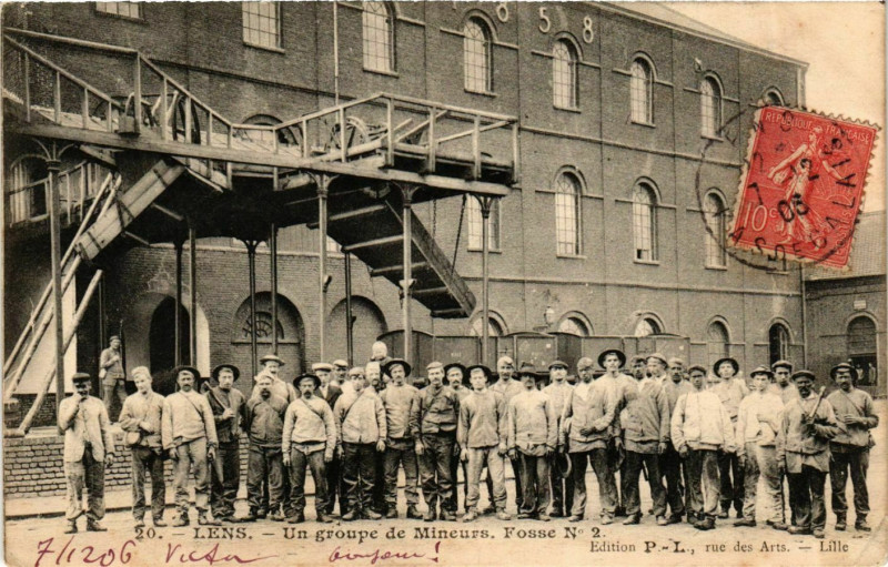 Carte postale ancienne Lens - Un groupe de Mineurs Fosse No 2 à Lens