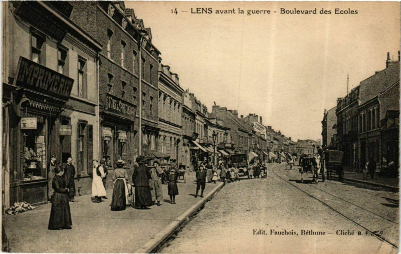 Carte postale ancienne Lens avant la guerre - Boulevard des Ecoles à Lens