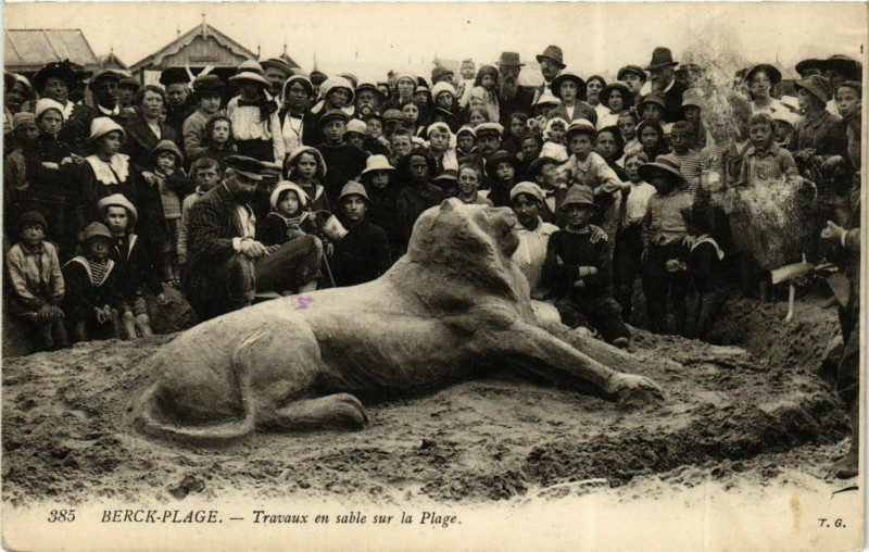 Carte postale ancienne Berck-Plage - Travaux en sable sur la Plage à Berck