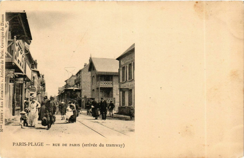 Carte postale ancienne Paris-Plage - Rue de Paris (arrivée du tramway)