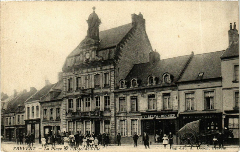 Carte postale ancienne Frevent - La Place de l'Hotel-de-Ville à Frévent