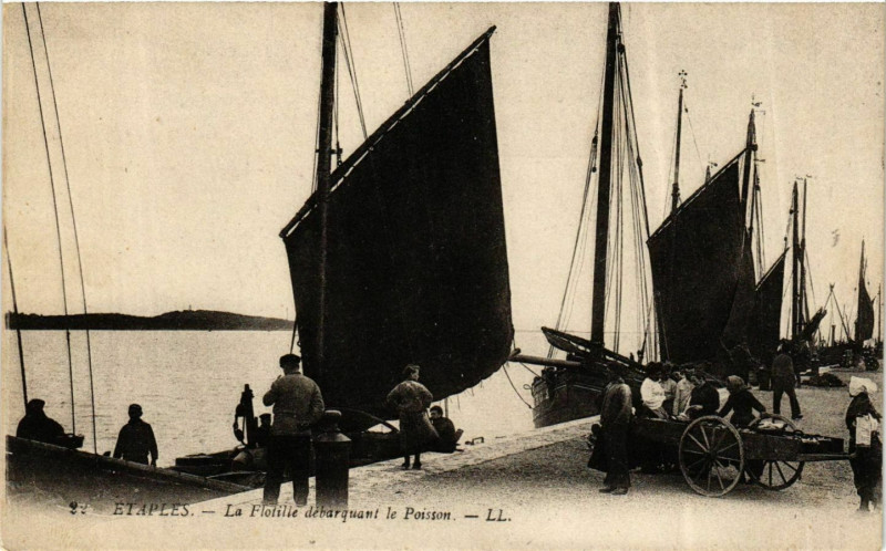 Carte postale ancienne Etaples - La Flotille debarquant le Poisson à Étaples