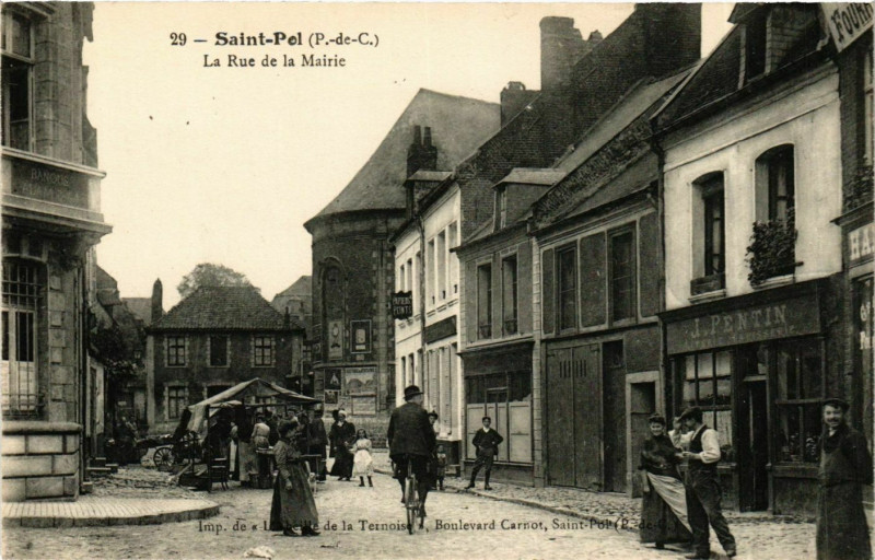 Carte postale ancienne Saint-Pol (P.-de-C.) - La Rue de la Mairie
