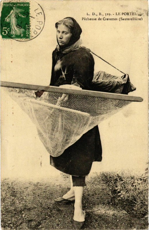 Carte postale ancienne Le Portel - Pécheuse de Crevettes (Santelleriere) au Portel