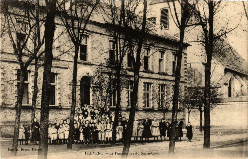Carte postale ancienne Frevent - Le Pensounat du Sacré-Coeur à Frévent