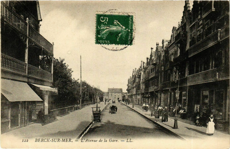 Carte postale ancienne Berck-sur-Mer - L'Avenue de la Gare à Berck