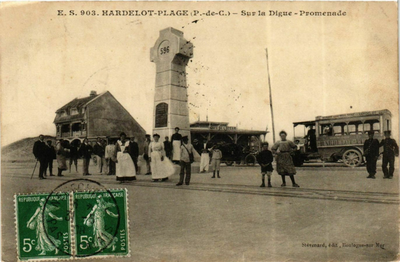 Carte postale ancienne Hardelot - Plage (P.-de-C.) - Sur la Digue - Promenade