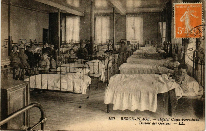 Carte postale ancienne Berck-Plage - Hopital Cazen-Perrochaud - Doctoir des Garsons à Berck