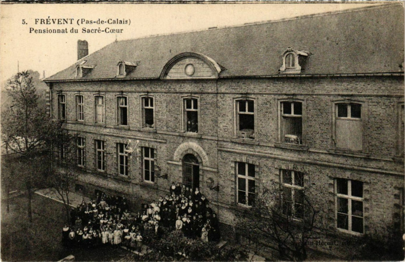 Carte postale ancienne Frevent (Pas-de-Calais) - Pensionnat du Sacré-Coeur à Frévent