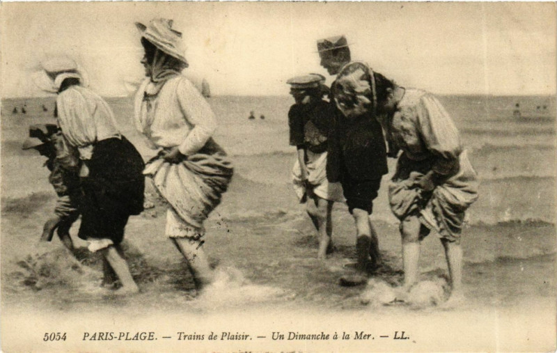 Carte postale ancienne Paris-Plage - Trains e Plaisir - Un Dimarche a la Mer