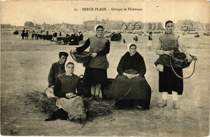 Carte postale ancienne Berck-Plage - Groupe de Pécheuses à Berck