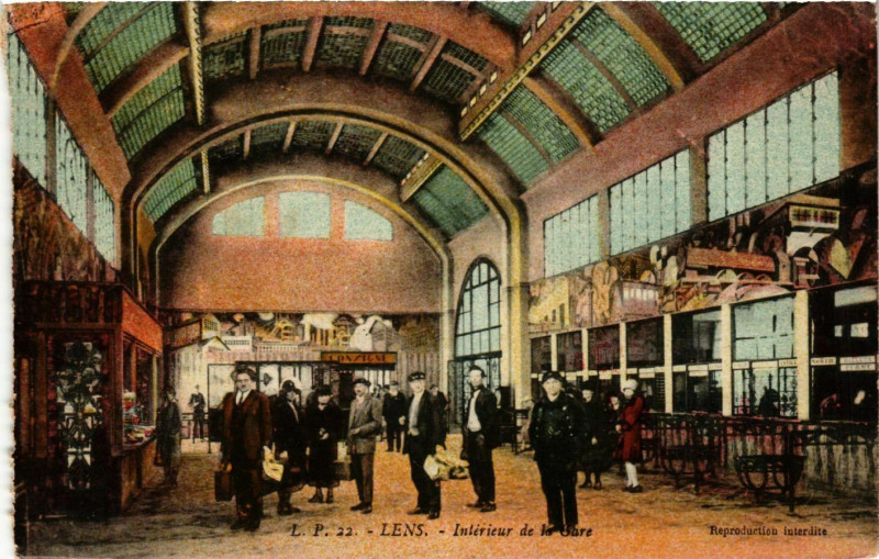 Carte postale ancienne Lens - Intérieur de la Gare à Lens