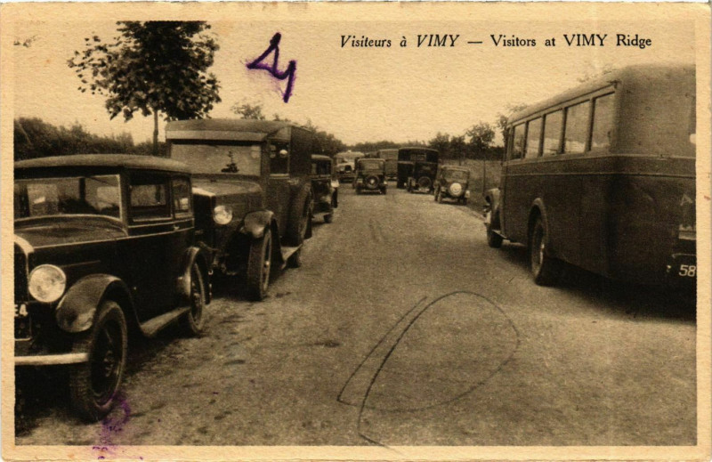 Carte postale ancienne Visiteurs a Vimy - Visitors at Vimy Ridge à Vimy