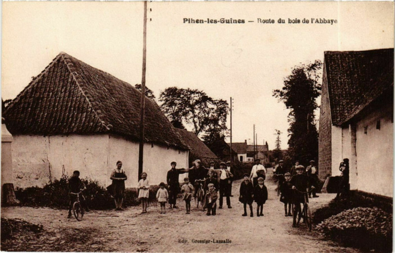 Carte postale ancienne Pihen-les-Guines - Route du bois de l'Abbaye à Pihen-lès-Guînes