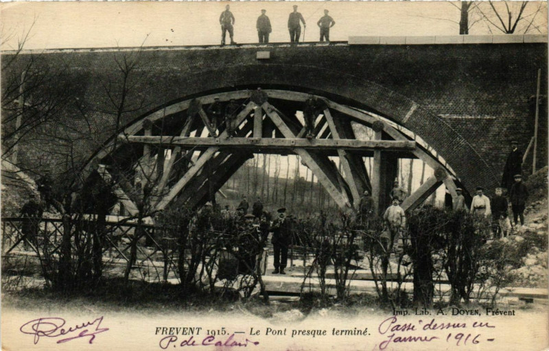 Carte postale ancienne Frevent 1915 - Le Pont presque terminé à Frévent