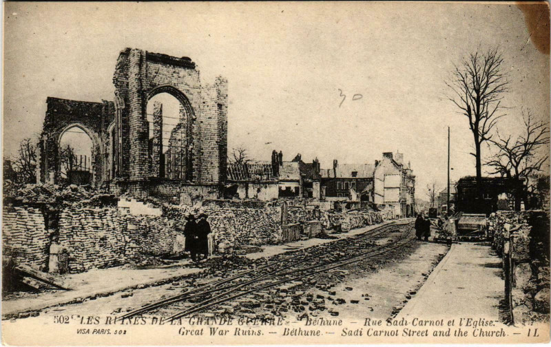 Carte postale ancienne Bethune - Rue Sadi Carnot et l'Eglise Ruines de la Grande Guerre à Béthune