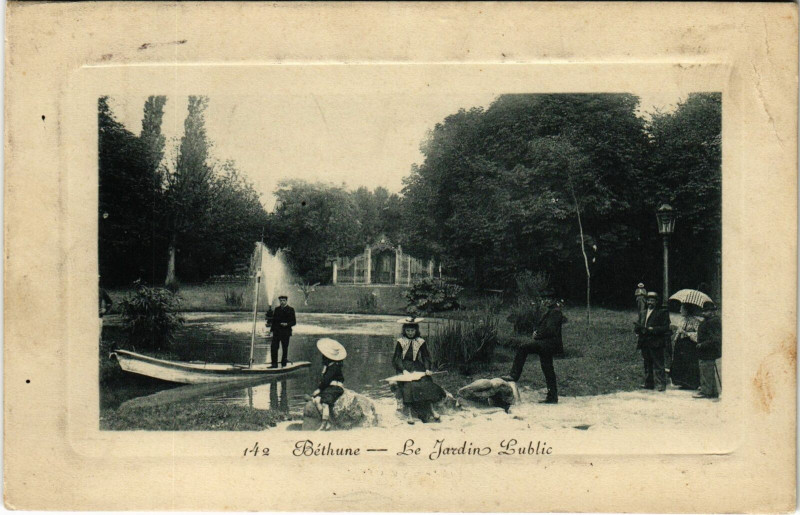 Carte postale ancienne Bethune - Le Jardin Public à Béthune