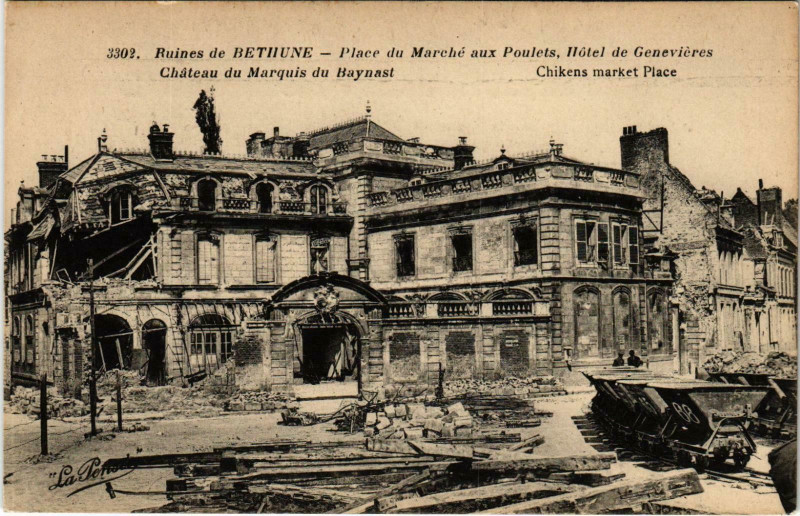 Carte postale ancienne Bethune - Ruines Place du Marche à Béthune