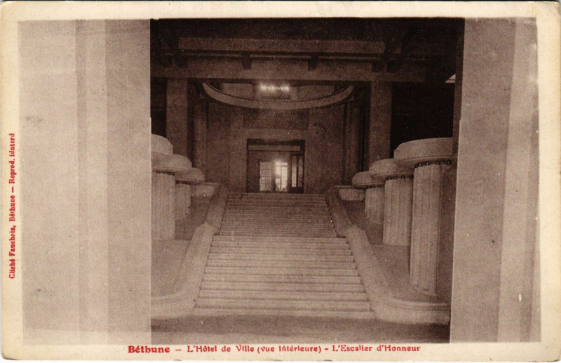 Carte postale ancienne Bethune - L'Hotel de Ville vue interieur L'Escalier d'Honneur à Béthune
