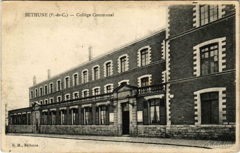 Carte postale ancienne Bethune - College Communal à Béthune