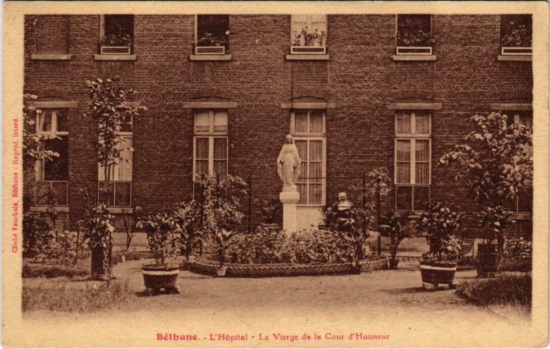 Carte postale ancienne Bethune - L'Hopital La Vierge de la Cour d'Honneur à Béthune