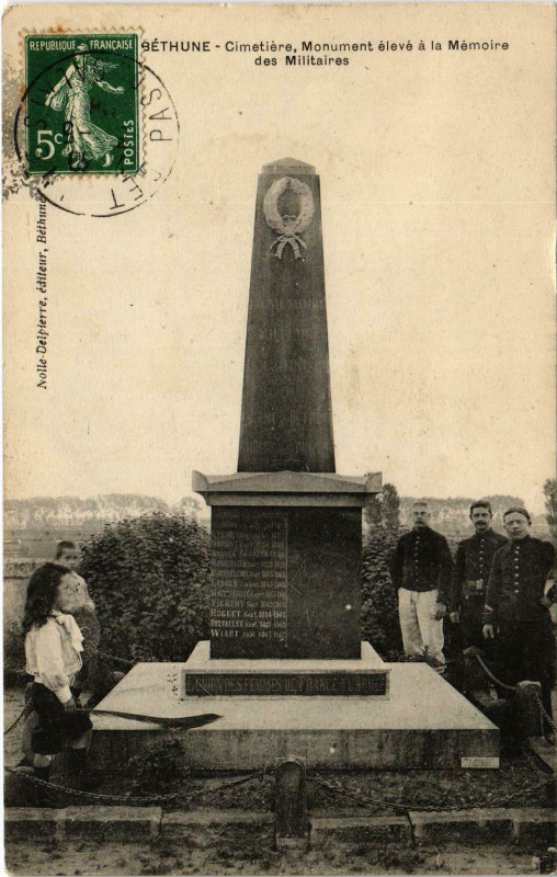 Carte postale ancienne Bethune - Cimetiere Monument eleve a la Memoire des Militaires à Béthune