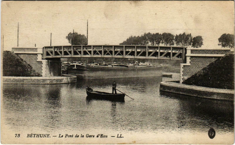 Carte postale ancienne Bethune - La Pont de la Gare d'Eau à Béthune
