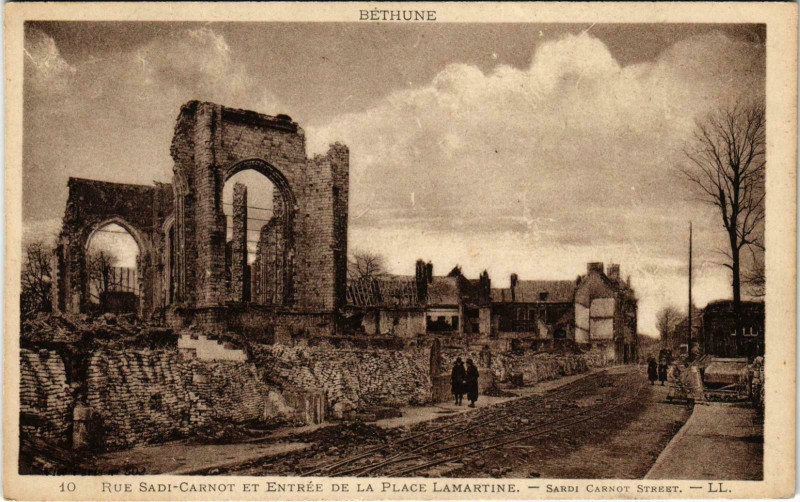 Carte postale ancienne Bethune - Rue Sadi Carnot et Entree de la Place Lamartine à Béthune