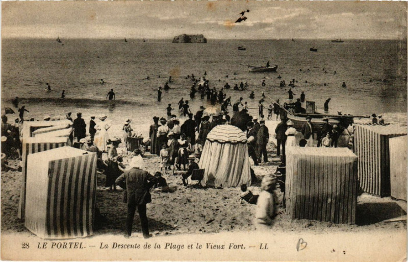 Carte postale ancienne Le Portel - La Descente de la Plage et le Vieux Fort au Portel