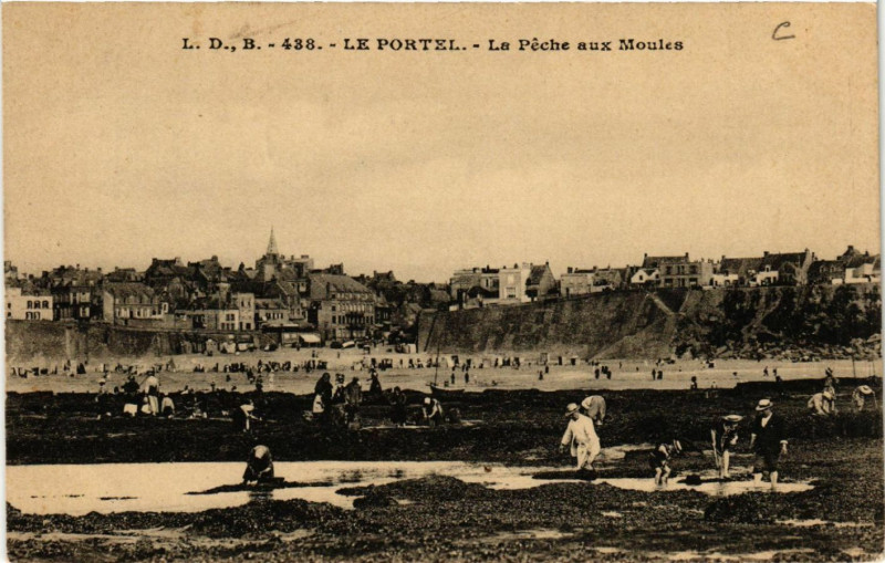 Carte postale ancienne Le Portel - La Peche aux Moules au Portel