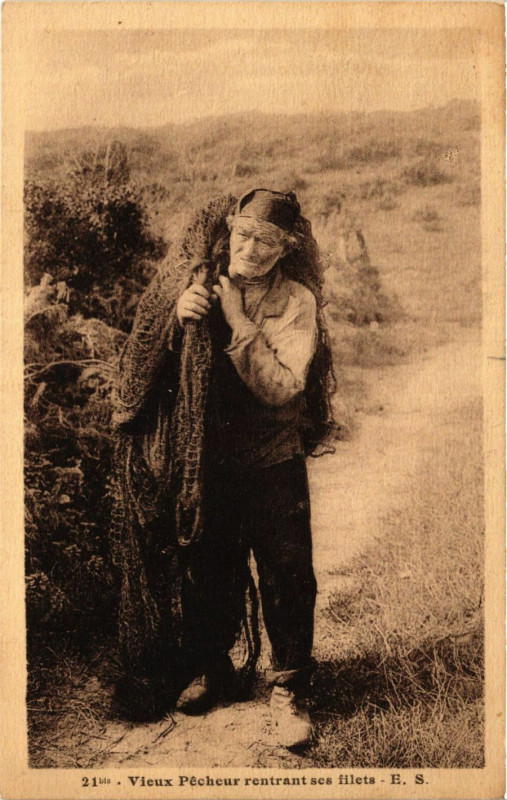 Carte postale ancienne Vieux Pécheur rentrant ses filets