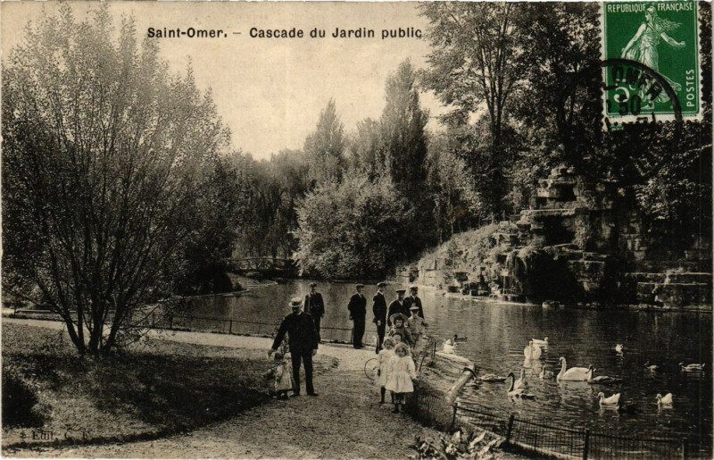 Carte postale ancienne Saint-Omer Cascade du Jardin public à Saint-Omer