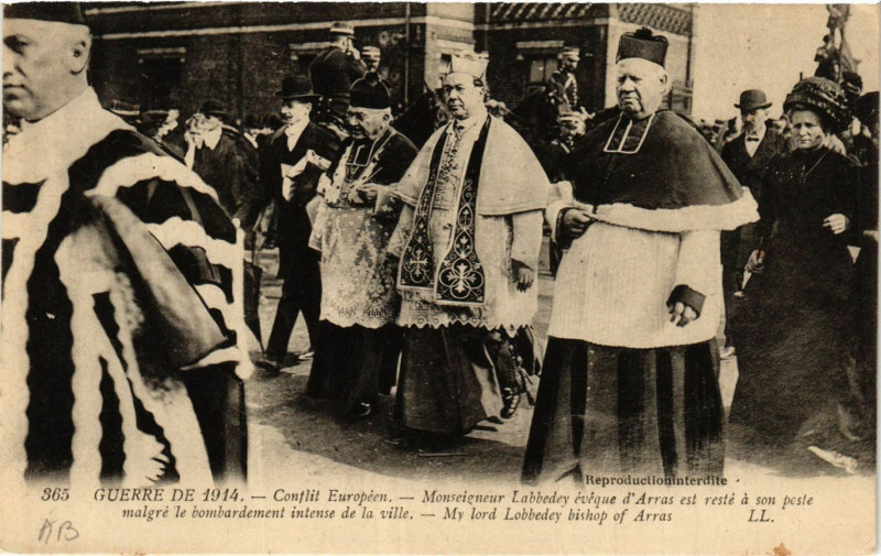Carte postale ancienne Monseigneur Labbedey évéque d'Arras est resté a son poste à Arras