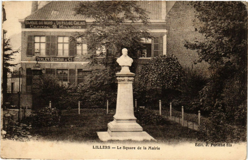Carte postale ancienne Lilliers Le Square de la Mairie