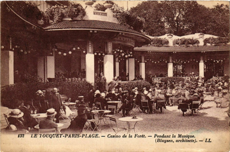 Carte postale ancienne Le Touquet-Paris-Plage Casino de la Forét-Pendant la Musique au Touquet-Paris-Plage