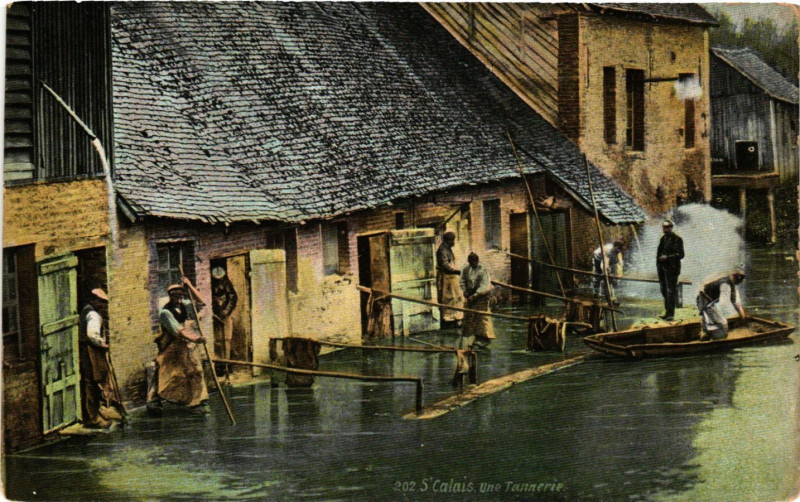 Carte postale ancienne Calais Une Tannerie à Calais