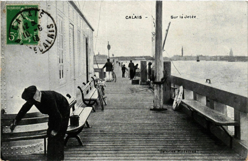 Carte postale ancienne Calais Sur la Jetée à Calais