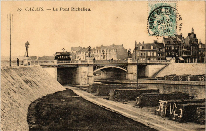 Carte postale ancienne Calais Le Pont Richelieu à Calais