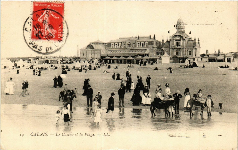 Carte postale ancienne Calais Le Casino et la Plage à Calais