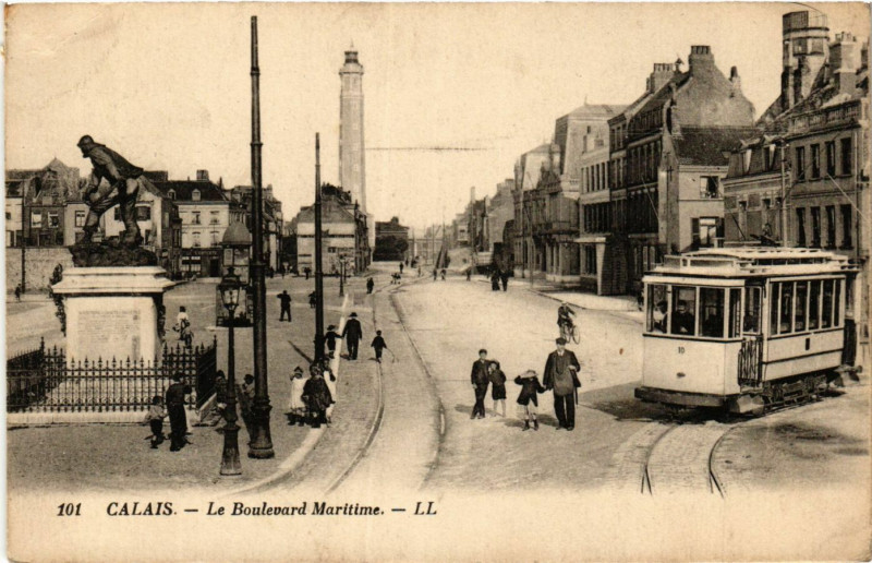 Carte postale ancienne Calais Le Boulevard Maritime à Calais