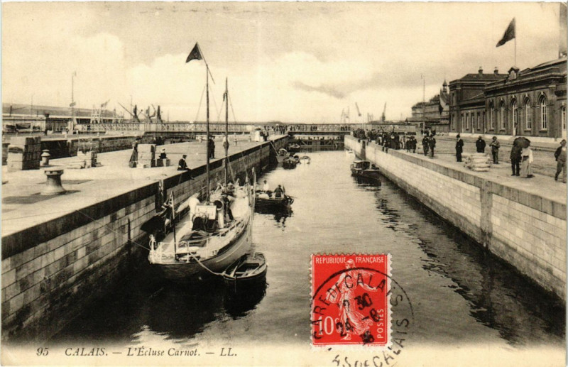 Carte postale ancienne Calais L'Ecluse Carnot à Calais