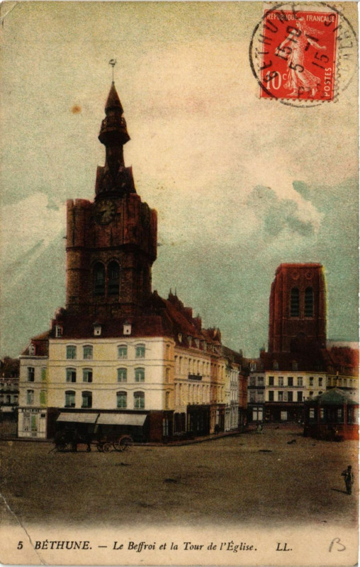 Carte postale ancienne Bethune Le Beffroi et la Tour de l'Eglise à Béthune