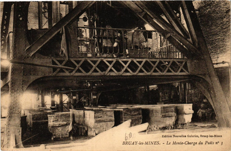 Carte postale ancienne Bruay les Mines Le Monte Charge du puits no. 5