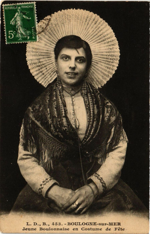 Carte postale ancienne Boulogne-sur-Mer Jeune Boulonnaise en Costume de Féte à Boulogne-sur-Mer